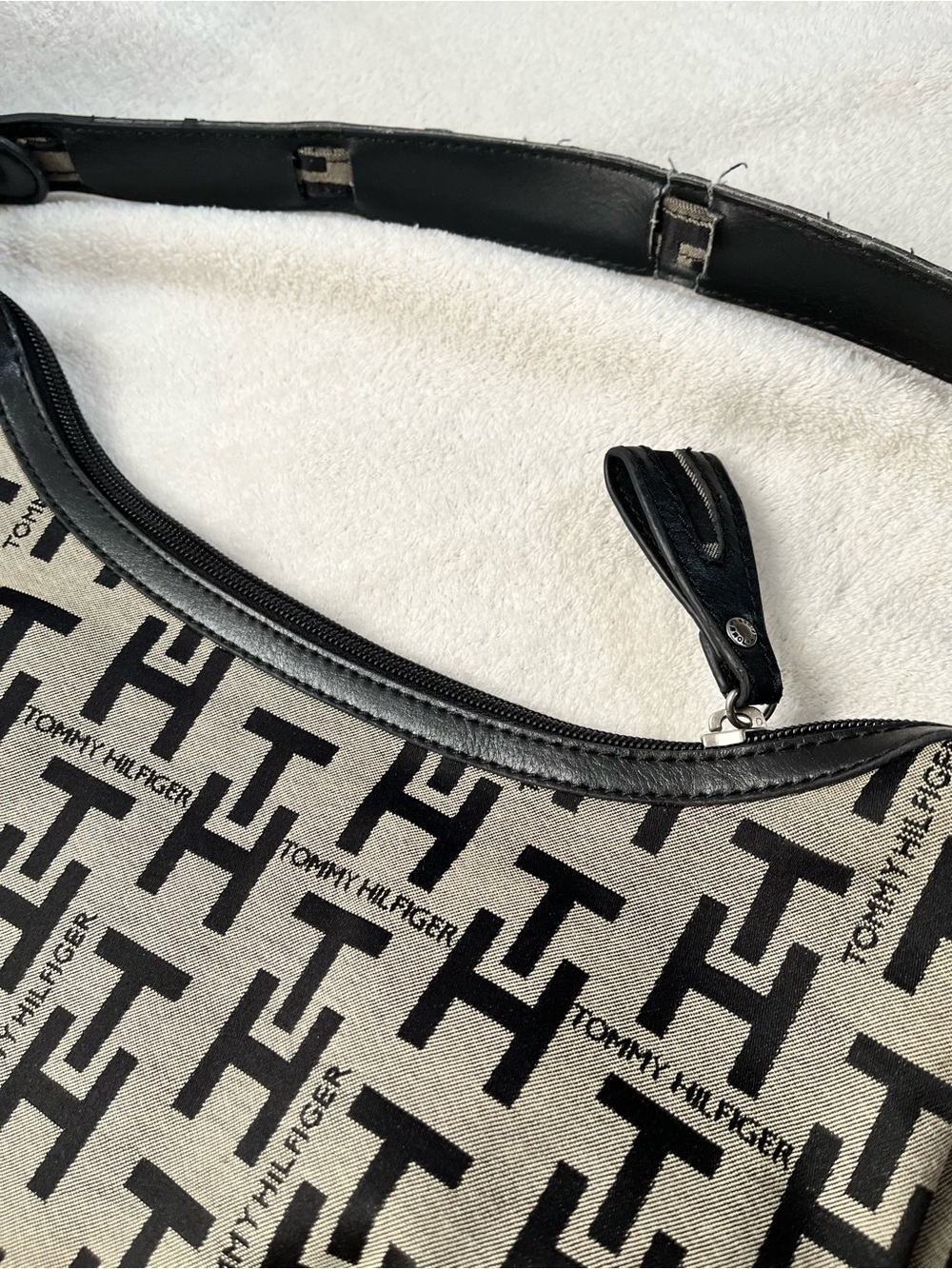 Tommy Hilfiger Beige and Black Monogram Shoulder Bag - Picture 6 of 9